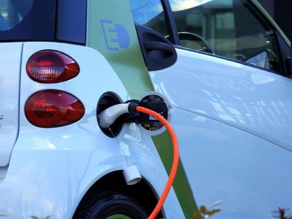 Imagen de Las ventas de vehículos electrificados, híbridos y de gas suben un 21,2% en noviembre