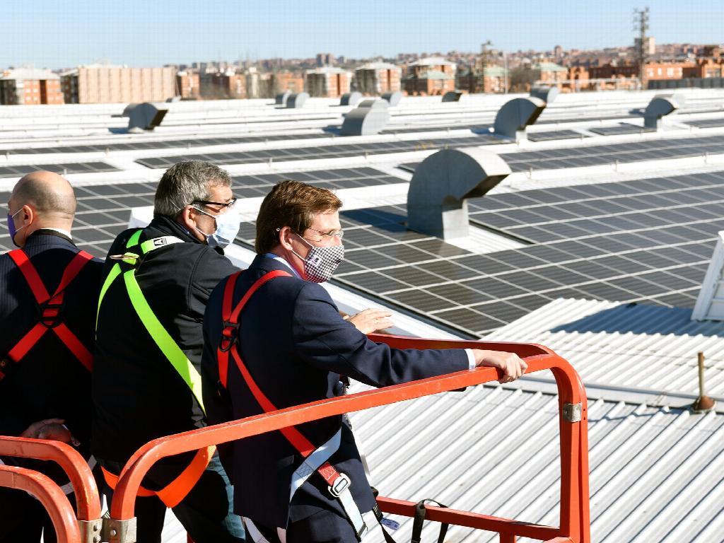 El alcalde de Madrid inaugura la planta fotovoltaica del centro de Madrid de Stellantis
