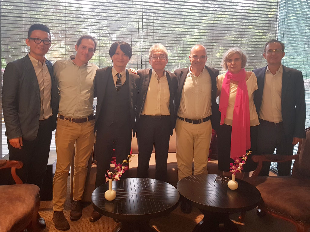 Edelvives firma en la sede de Google en Singapur un acuerdo con la japonesa Gakken