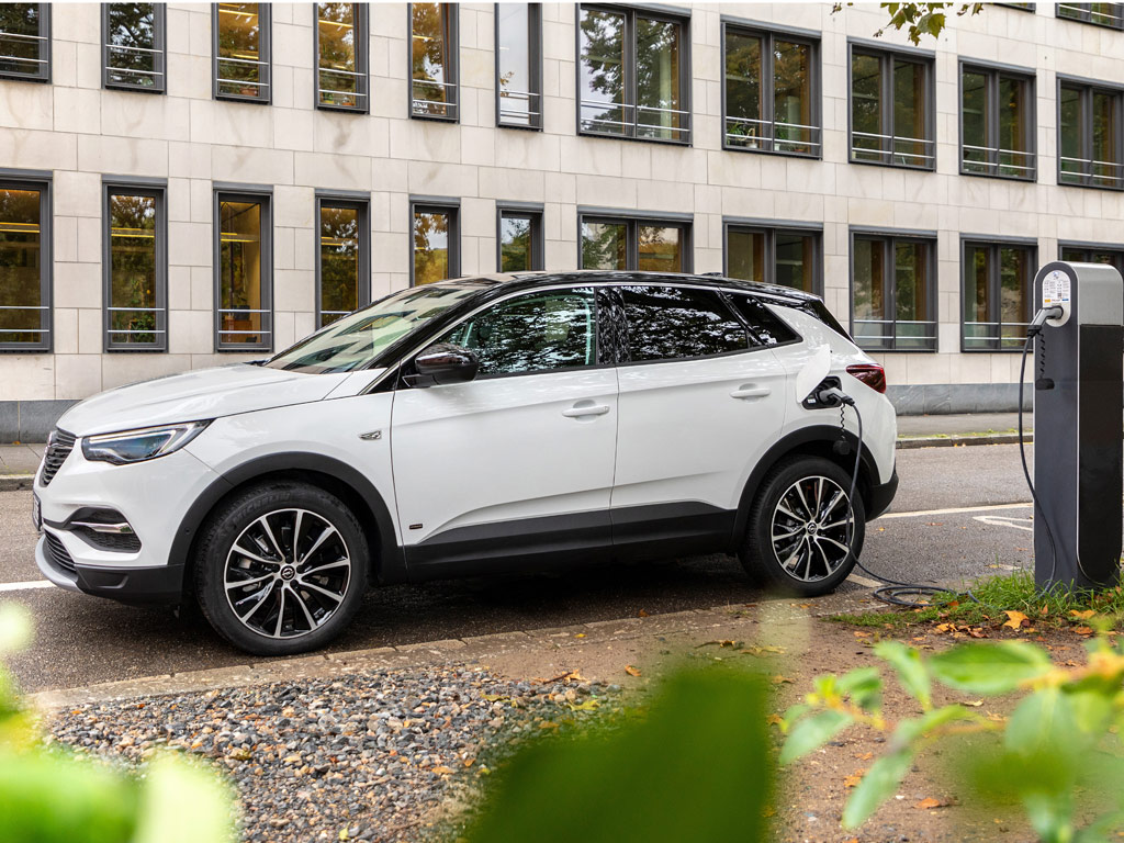 Imagen de Opel lanza la segunda versión híbrida enchufable del SUV GrandlandX