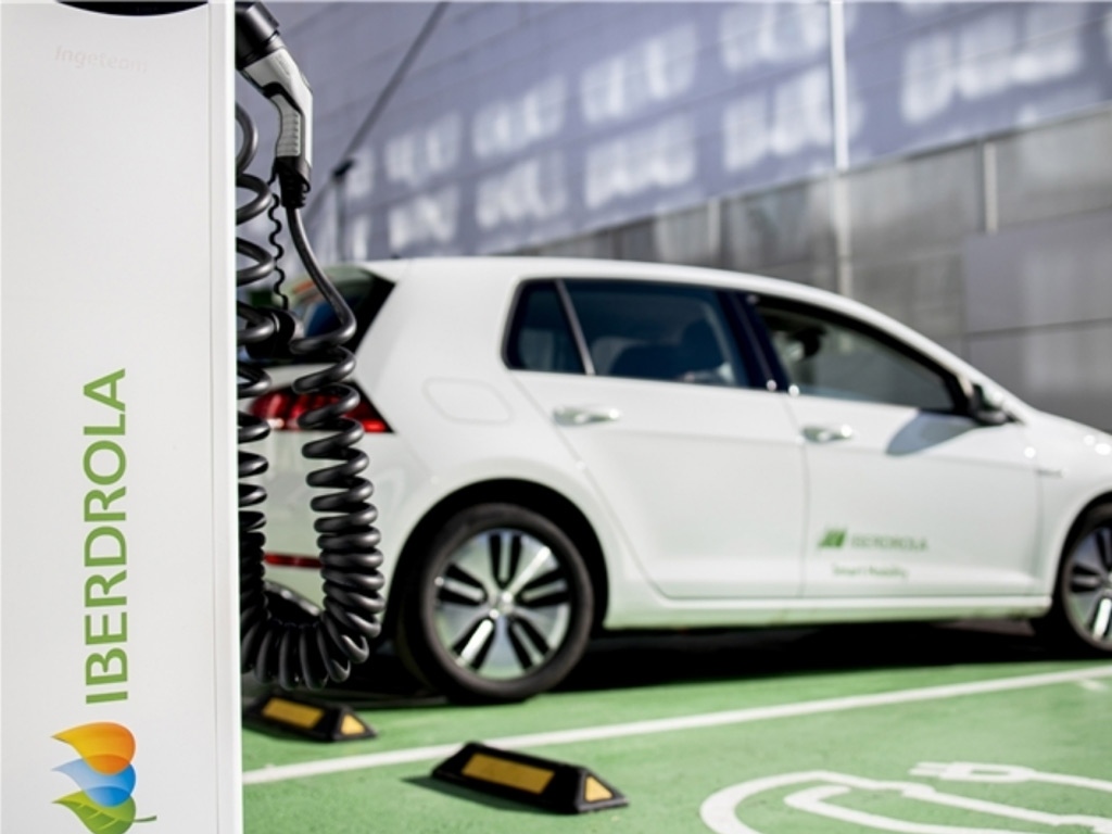 Imagen de Iberdrola pisa el acelerador de la movilidad eléctrica con más inversiones y una recarga más rápida 