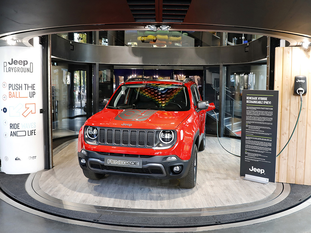 Imagen de Jeep muestra en París su nuevo Renegade híbrido eléctrico enchufable