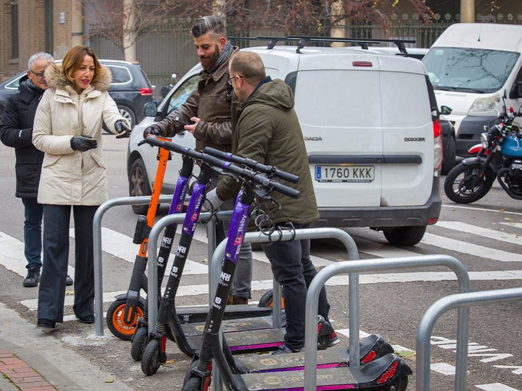 Imagen de Zaragoza comienza a ordenar el tráfico de VMP con la prohibición del estacionamiento en aceras de patinetes, bicis y motos 