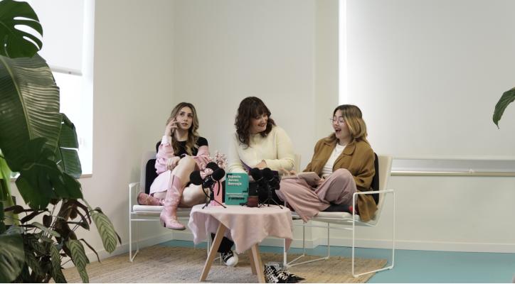 "En el que los j&oacute;venes salvan al pueblo". Un podcast en directo de Las Chicas de Fucsia