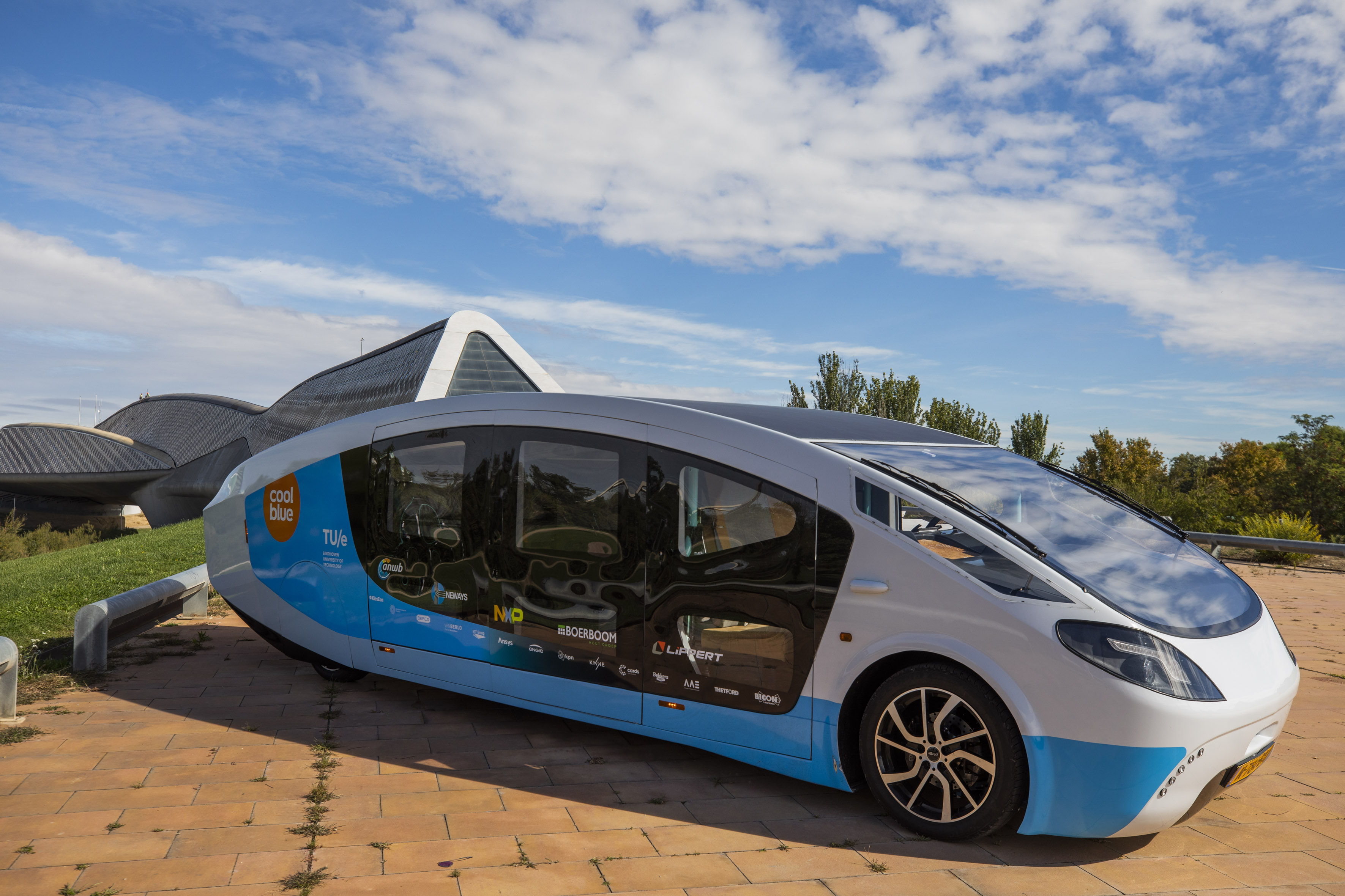Presentación del coche solar en el Pabellón Puente, futura sede de Mobility City