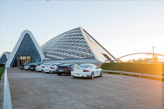 Automóviles Porsche Turbo visitan el Pabellón Puente