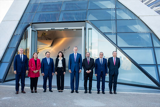 El Rey de España, Felipe VI, ha visitado el Puente de Zaha Hadid que acogerá la sede de Mobility City