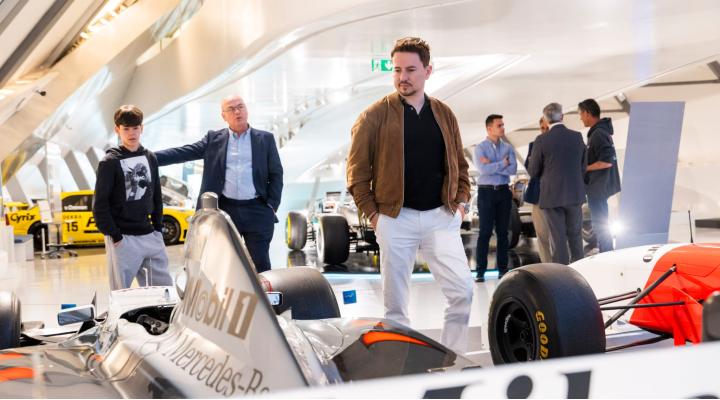 Jorge Lorenzo, Jaime Armengol y Víctor Cubeles observan el monoplaza que hizo campeón a Mika Hakkinen