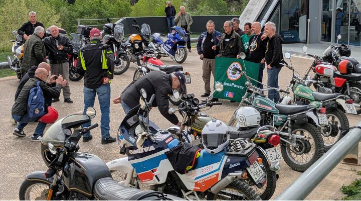 MOTOR CLUB ARAGÓN VISITA LA EXPOSICIÓN REINAS DEL DESIERTO EN MOBILITY CITY