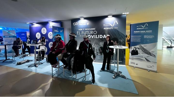 Stand de Mobility City, donde usuarios disfrutan de gafas de realidad virtual