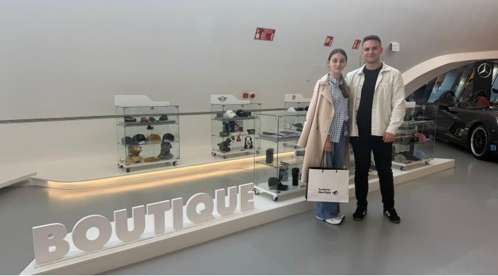Clientes con sus compras realizadas en el estreno de La Boutique