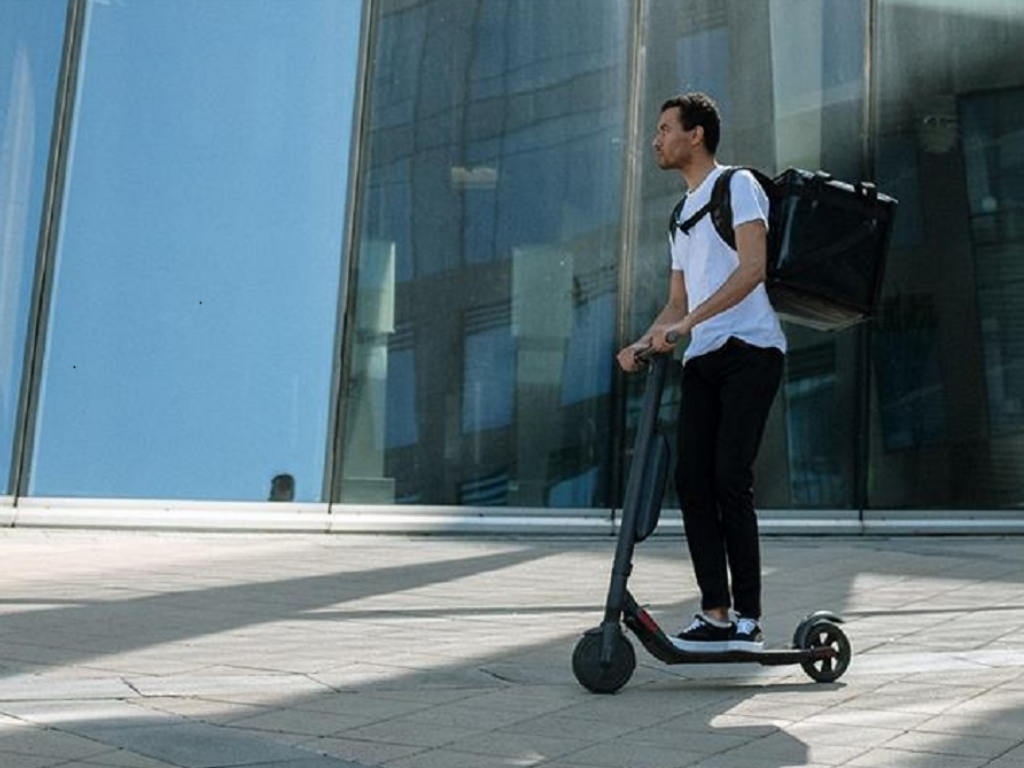 Los nuevos ciclo-carriles calmados para bicicletas y patinetes eléctricos completan su señalización vertical y ya están plenamente operativos