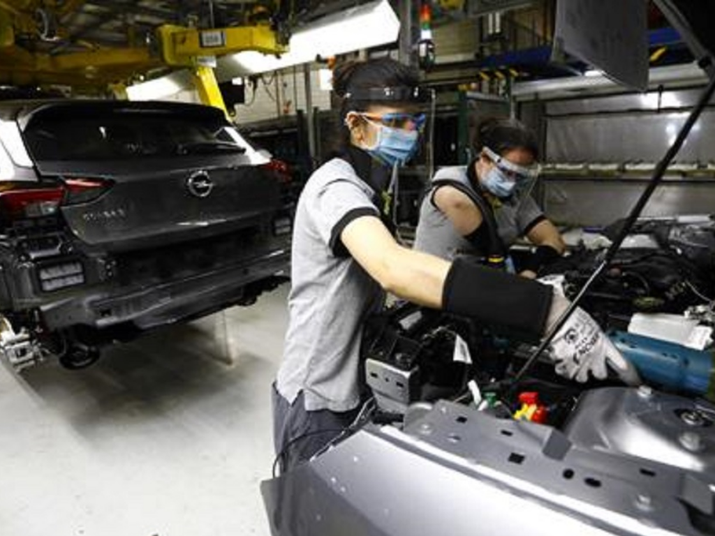 Los primeros Opel Corsa salen de las líneas de la planta de Zaragoza tras la reanudación de la actividad industrial
