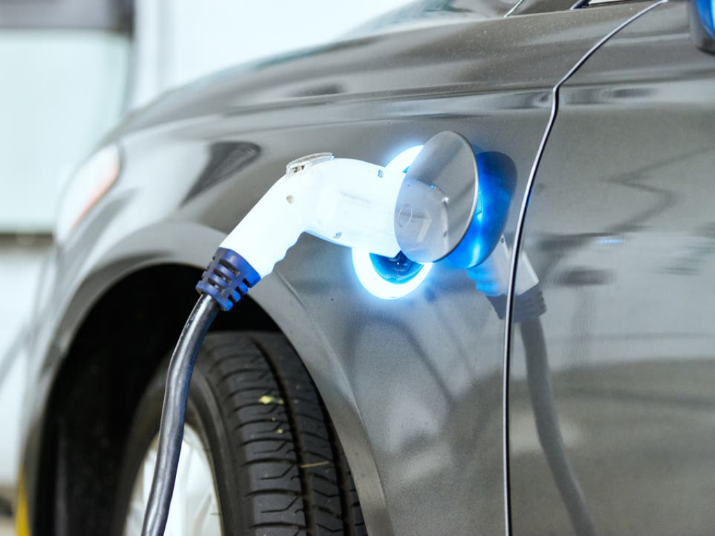 Las ventas de vehículos electrificados, híbridos y de gas suben un 14% en julio