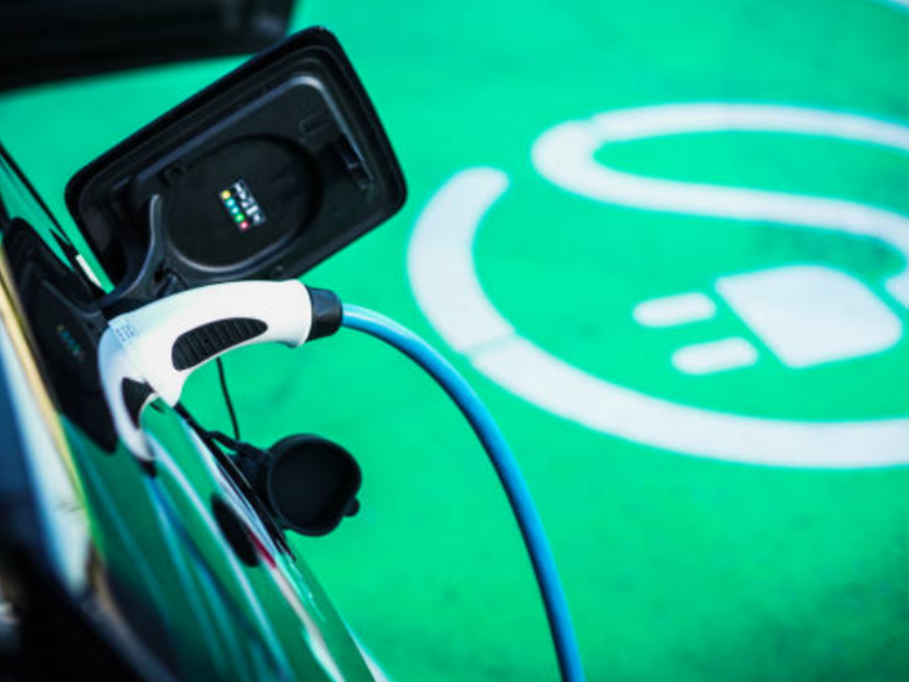 Las ventas de vehículos electrificados, híbridos y de gas suben un 25,8% en octubre