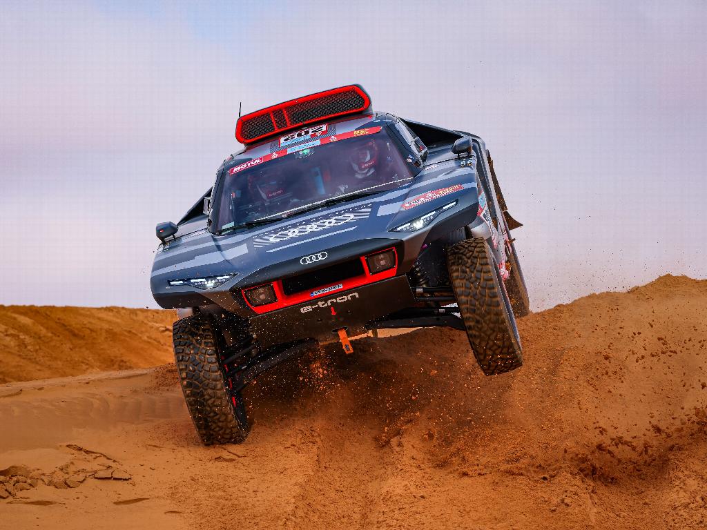 Audi y Carlos Sanz consiguen la primera victoria de etapa con un coche electrificado en el Dakar