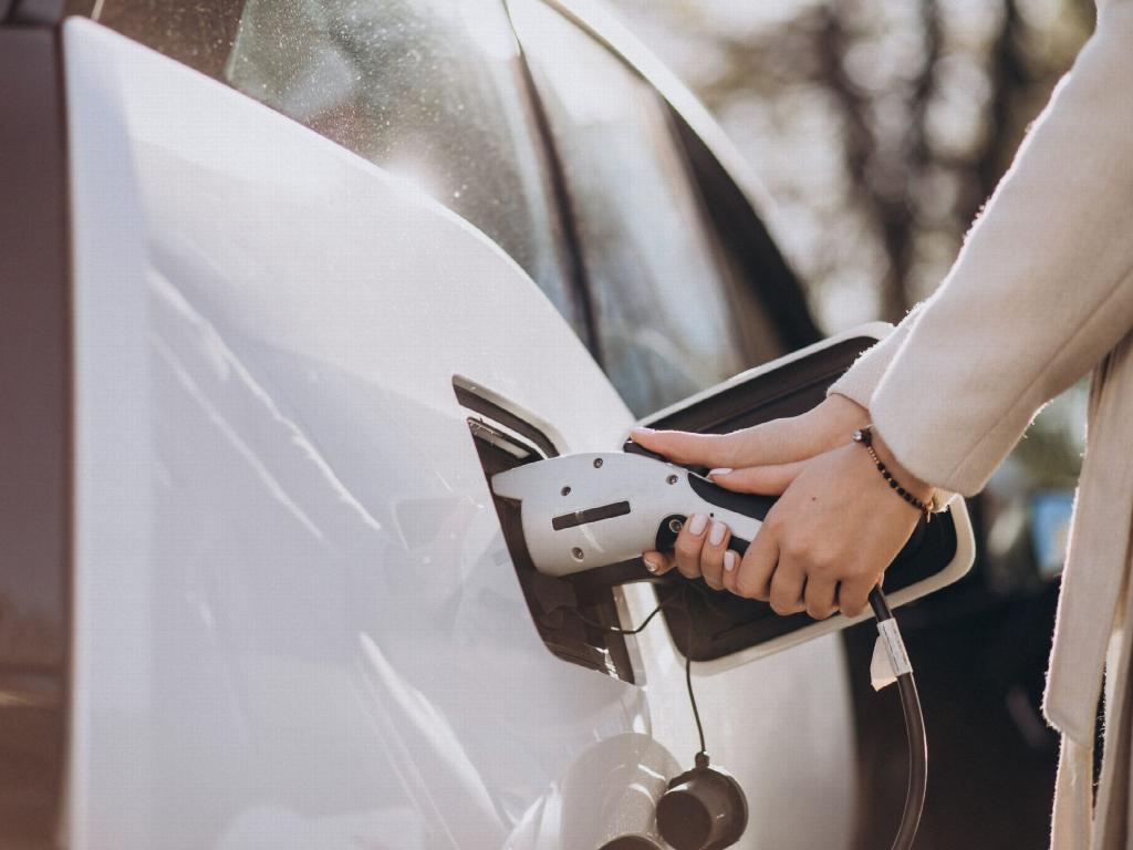 Los vehículos electrificados, los únicos que crecen en un mercado a la baja