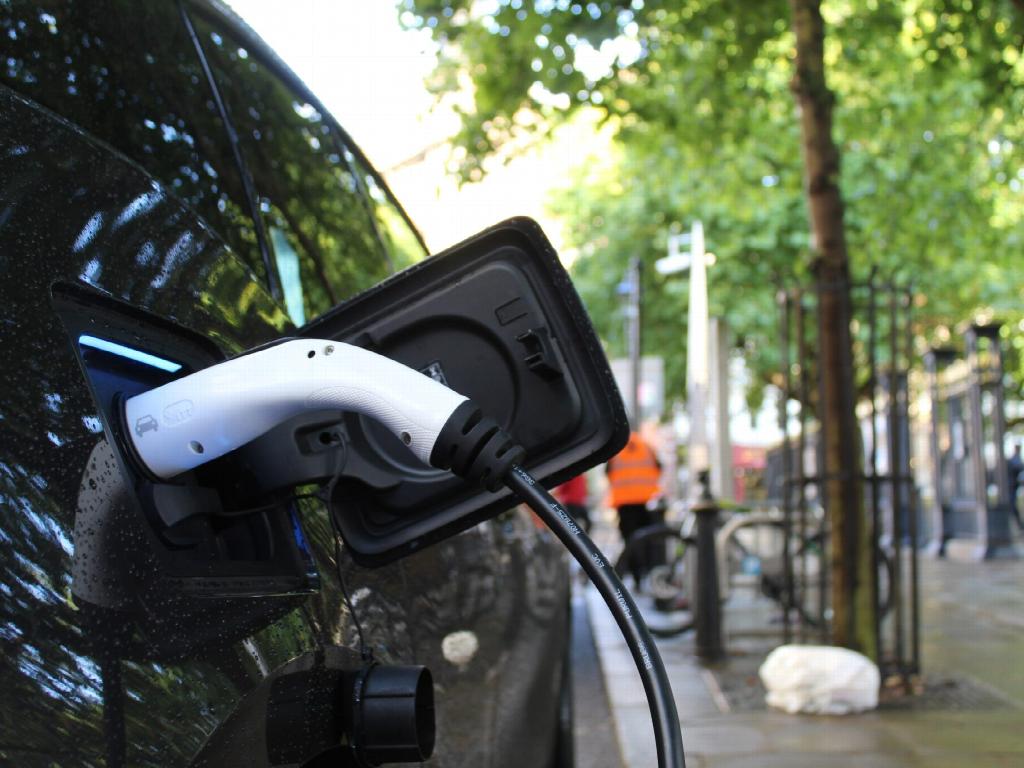 Los vehículos electrificados acumulan una de cada 10 ventas en el primer cuatrimestre de 2022