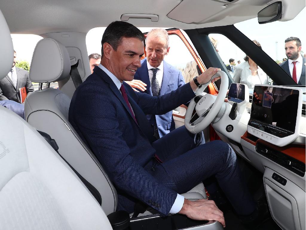 Pedro Sánchez destaca el despliegue integral del vehículo eléctrico en España