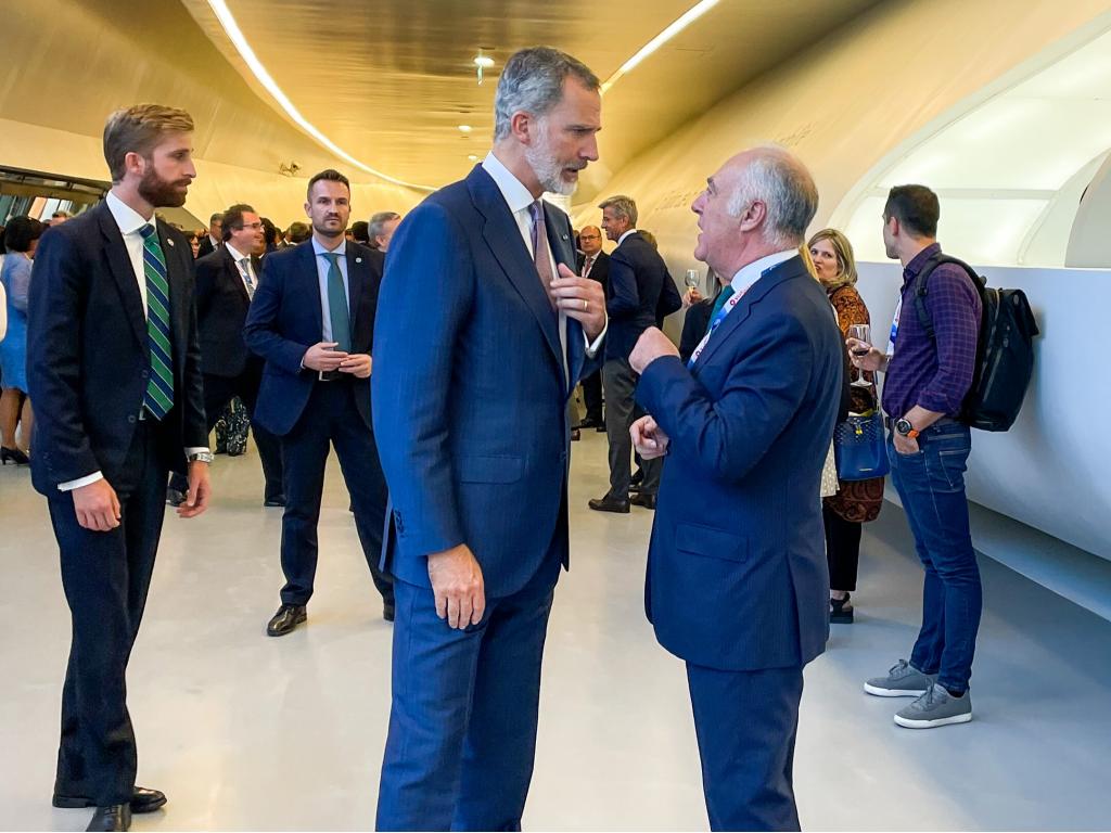 El rey Felipe VI visita el puente de Zaha Hadid, futura sede de Mobility City