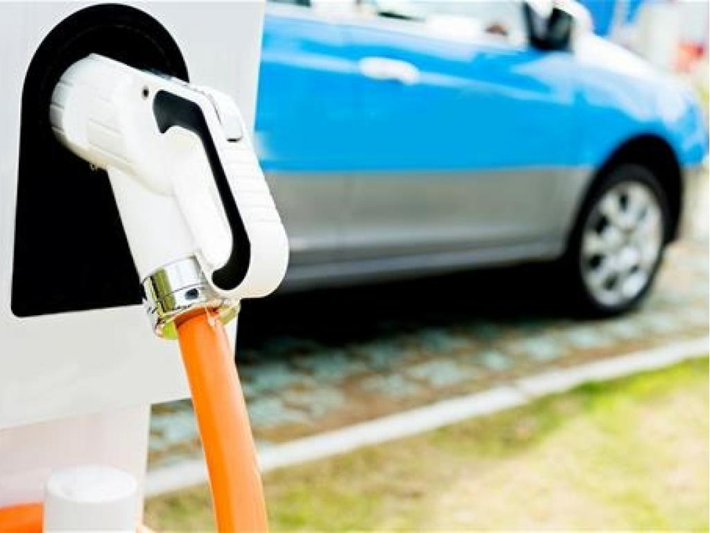 Aprobada la regulación de la instalación de puntos de recarga en las estaciones de servicio