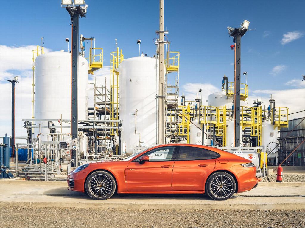 Porsche confía en los carburantes sintéticos o e-fuels como complemento a los vehículos eléctricos