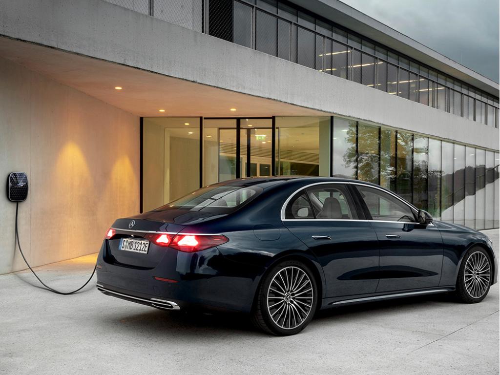 Mercedes presenta la nueva Clase E con la mitad de versiones enchufables  