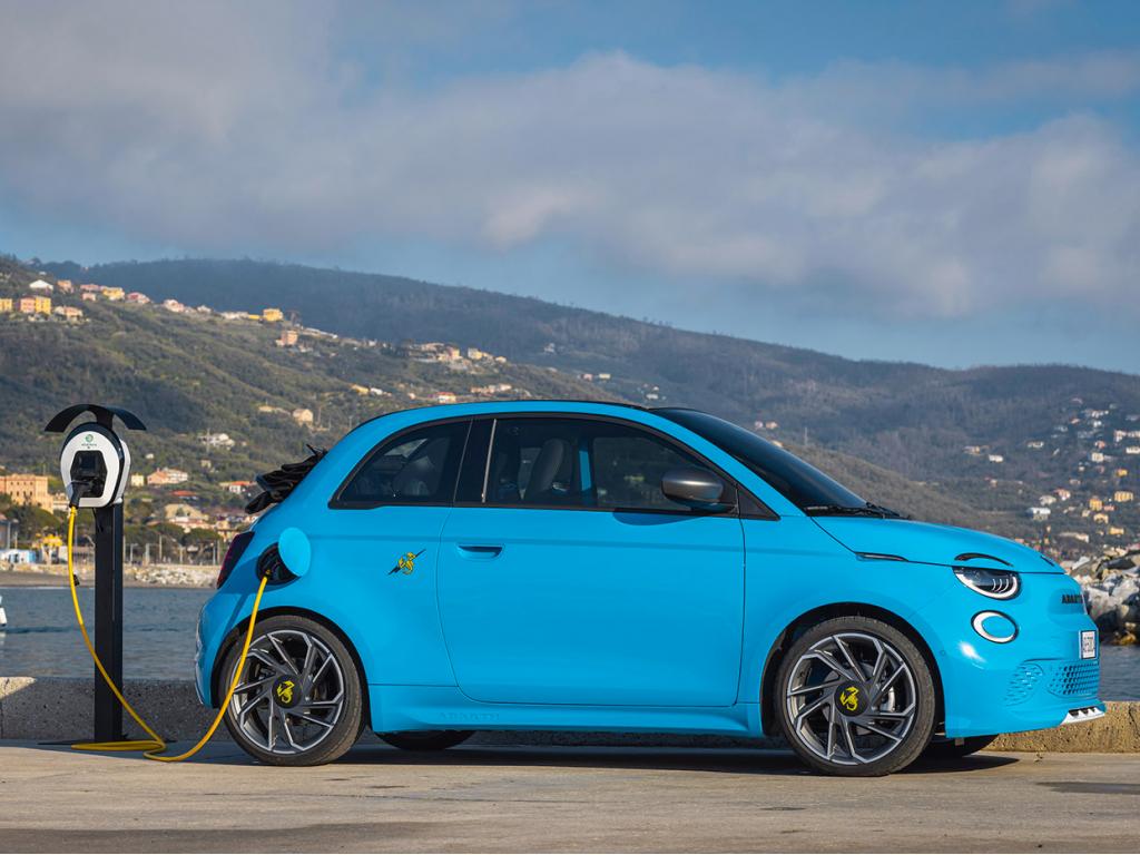 Los coches pasionales también se electrifican, como el nuevo Abarth 500e