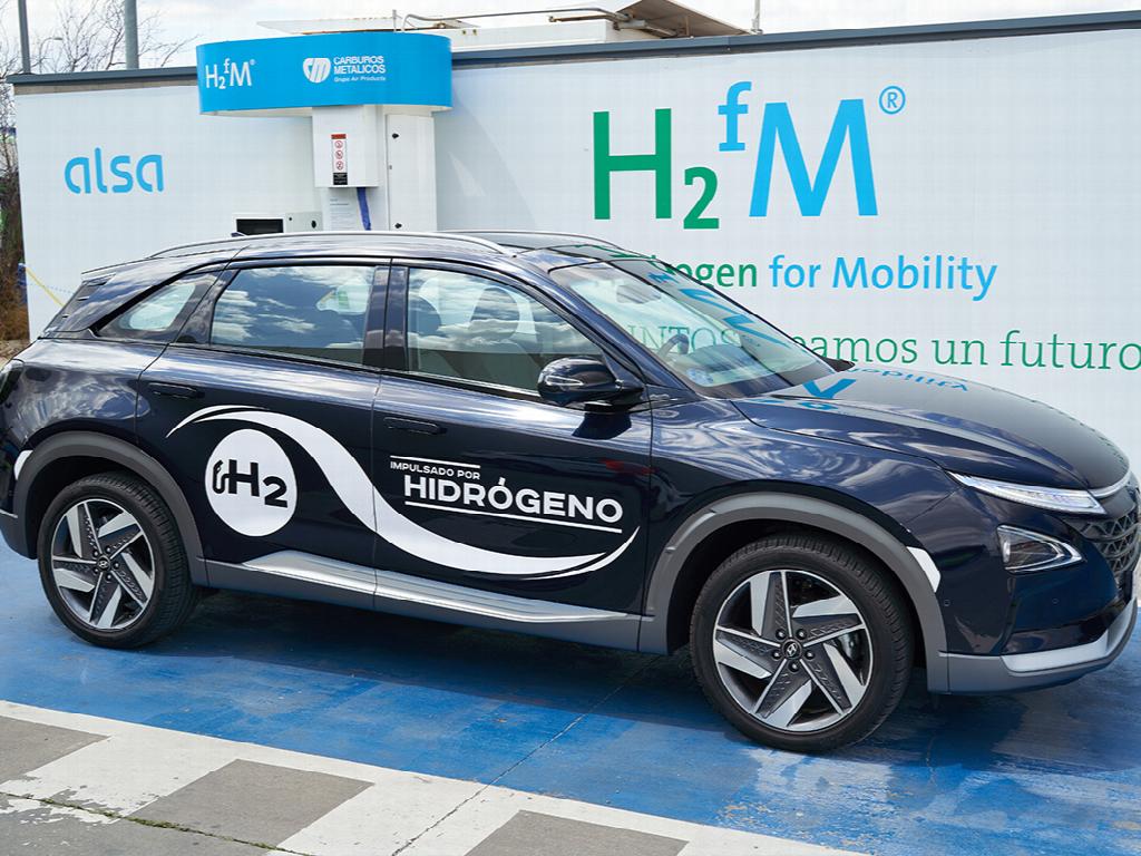 Primera recarga del Hyundai NEXO en la nueva hidrogenera de Carburos Metálicos, en Alsa