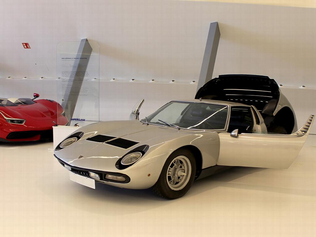 Un F1 y el mítico Lamborghini Miura llegan a Mobility Museum 