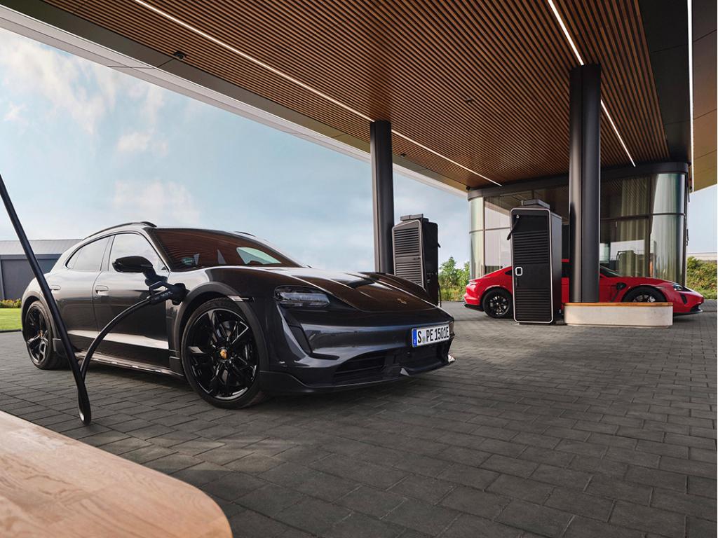 Porsche inaugura su primera Charging Service Lounge, donde recargar baterías en un ambiente premium