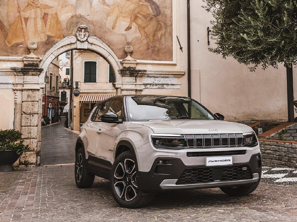 Jeep suma un híbrido, además del eléctrico, a su gama Avenger 2024