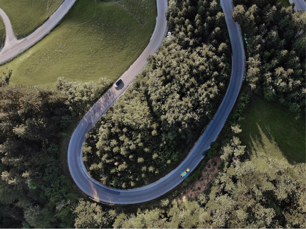 La tecnología de seguridad conectada de Volvo Cars, pionera en el sector, ahora puede alertar a los conductores de los accidentes que hay por delante
