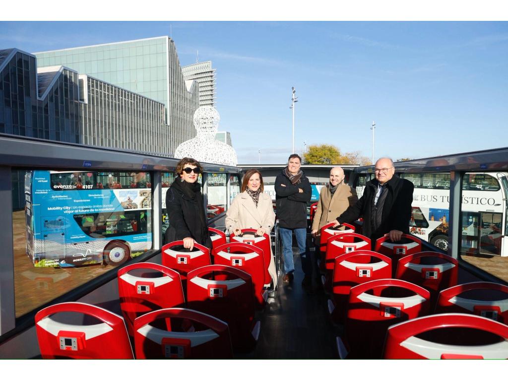Los nuevos autobuses turísticos vinilados con publicidad de Mobility City comienzan a prestar servicio este puente de la Constitución