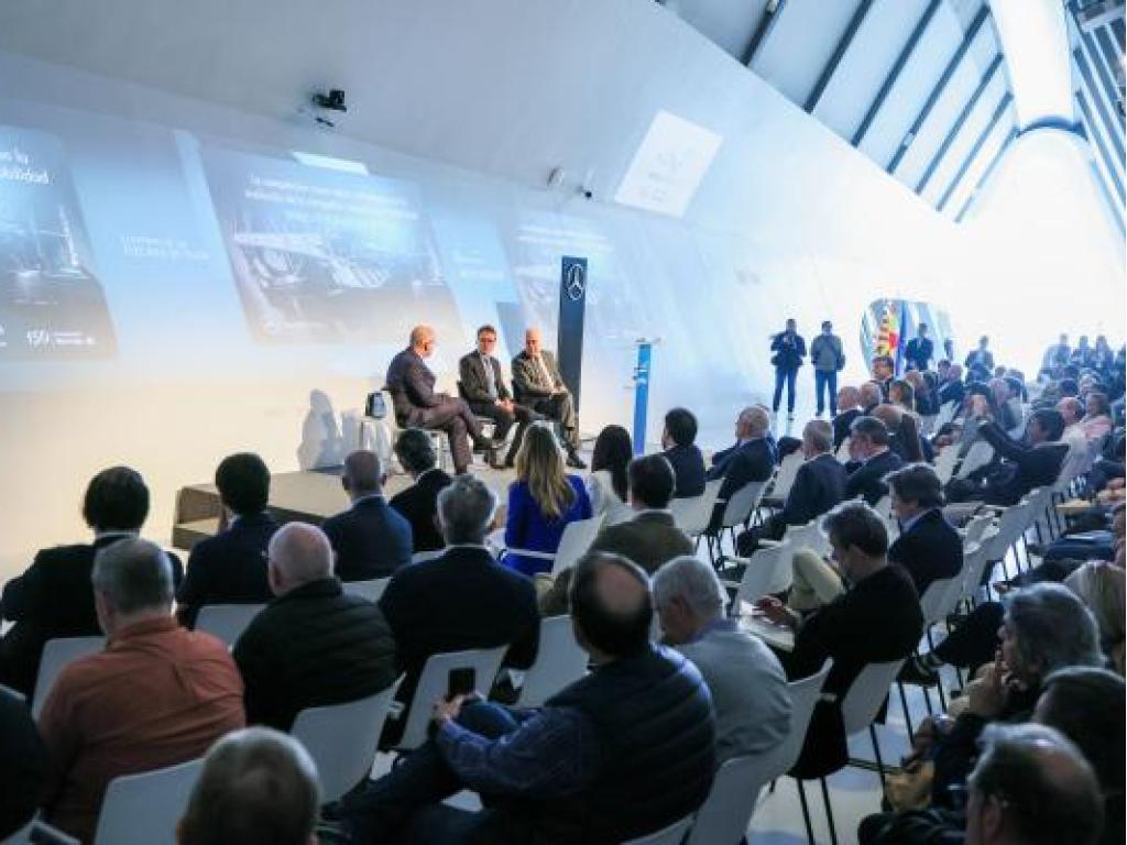 El presidente de Mercedes - Benz Espa&ntilde;a, Reiner Hoeps, visita Mobility City y la exposici&oacute;n oficial de la marca