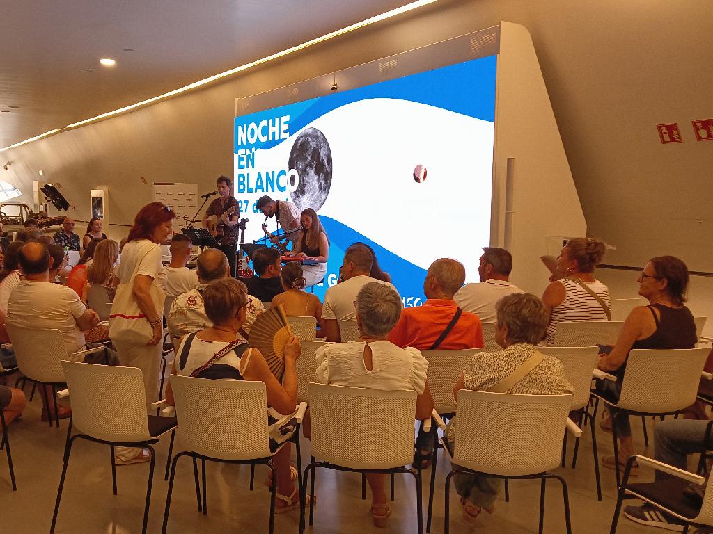 Mobility City se sum&oacute; a la Noche en Blanco entre m&uacute;sica en directo y nubes de algod&oacute;n