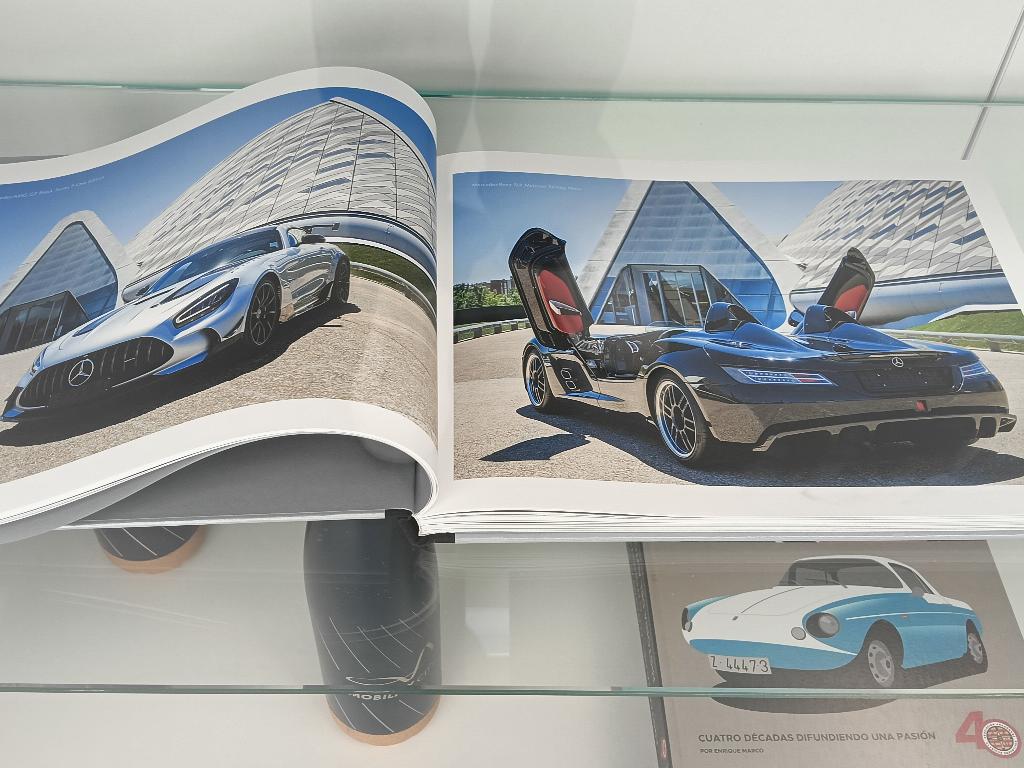 El cat&aacute;logo de &lsquo;Mercedes-Benz Motorsport. El esp&iacute;ritu de las Flechas de Plata&rsquo; ya est&aacute; disponible en la boutique de Mobility City