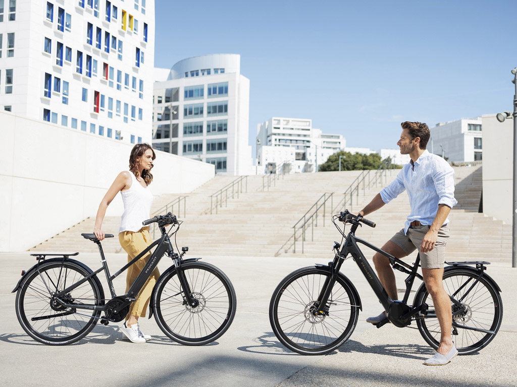 Peugeot lanza ocho nuevas bicicletas eléctricas de trekking y de ruta con batería integrada