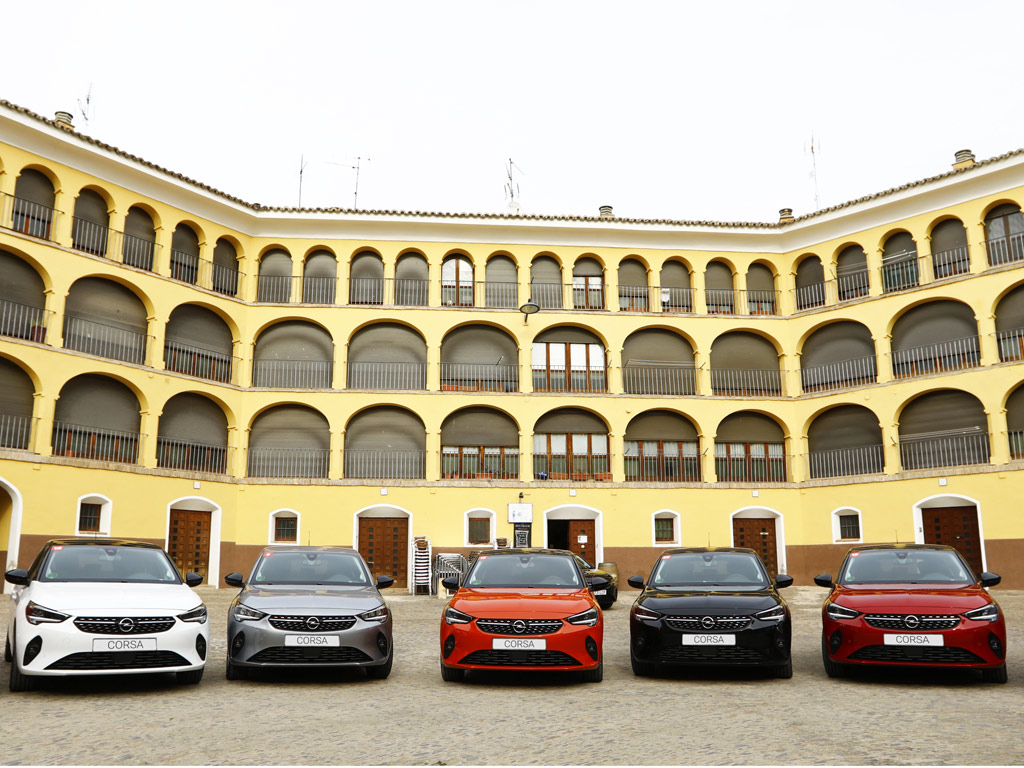 Opel presenta el nuevo Corsa ante la prensa nacional en Zaragoza, modelo que en febrero tendrá versión eléctrica