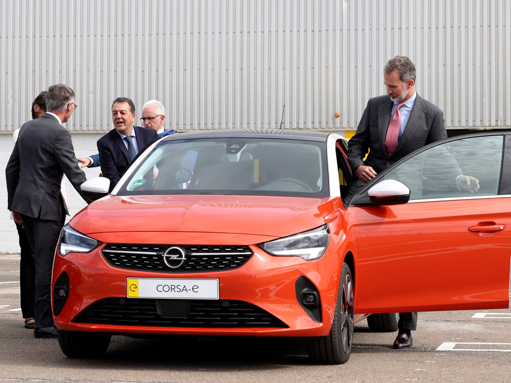 El Rey Felipe VI conduce el Corsa eléctrico en PSA Zaragoza