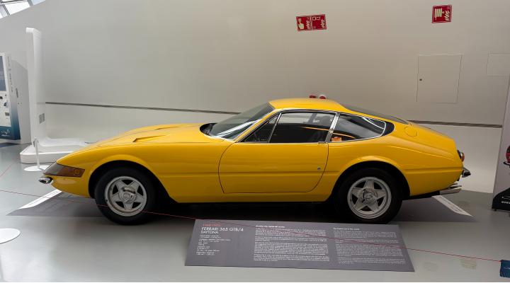 Ferrari 365 GTB/4 DAYTONA